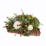 Bloemstuk op Boomstam rouwstuk ca 40 cm wit met rood accent op oasis-houder