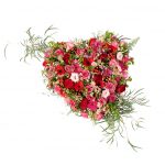 Bloemstuk Love hartvormig rouwstuk in roze en rood op oasis-houder
